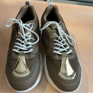 NEW GUESS GOLD DETAIL SNEAKERS SIZE 11